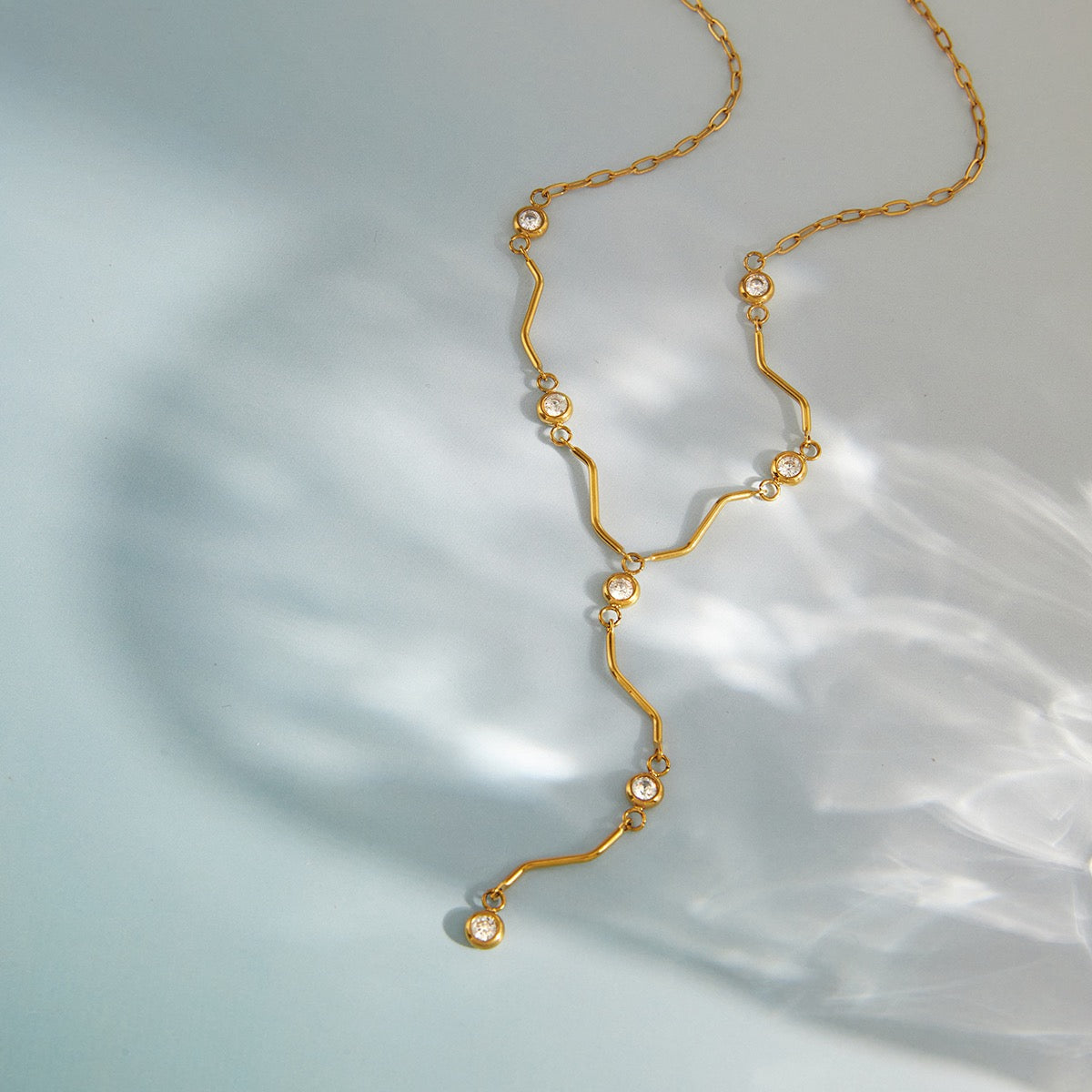 Κολιέ Portofino Tie Chain φορεμένο στο λαιμό
