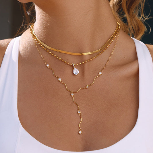Κολιέ Portofino Tie Chain χρυσό με λεπτομέρειες ζιργκόν, κοντινή λήψη