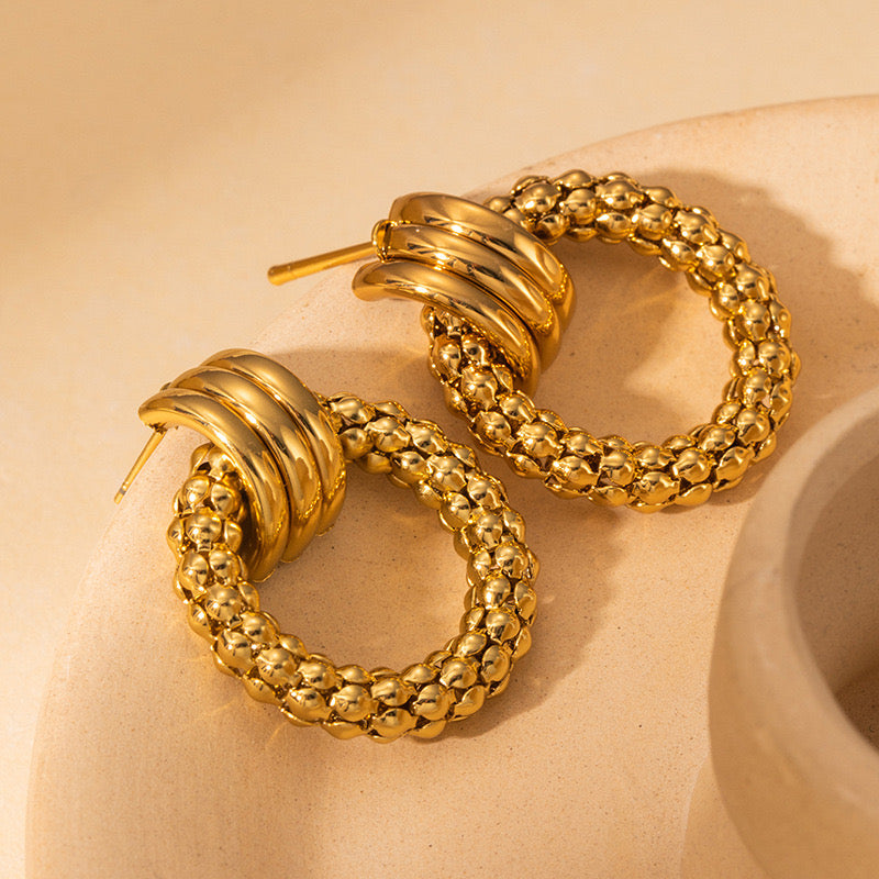 Σκουλαρίκι Violette earcuff, κοντινή λήψη γεωμετρικού μοτίβου