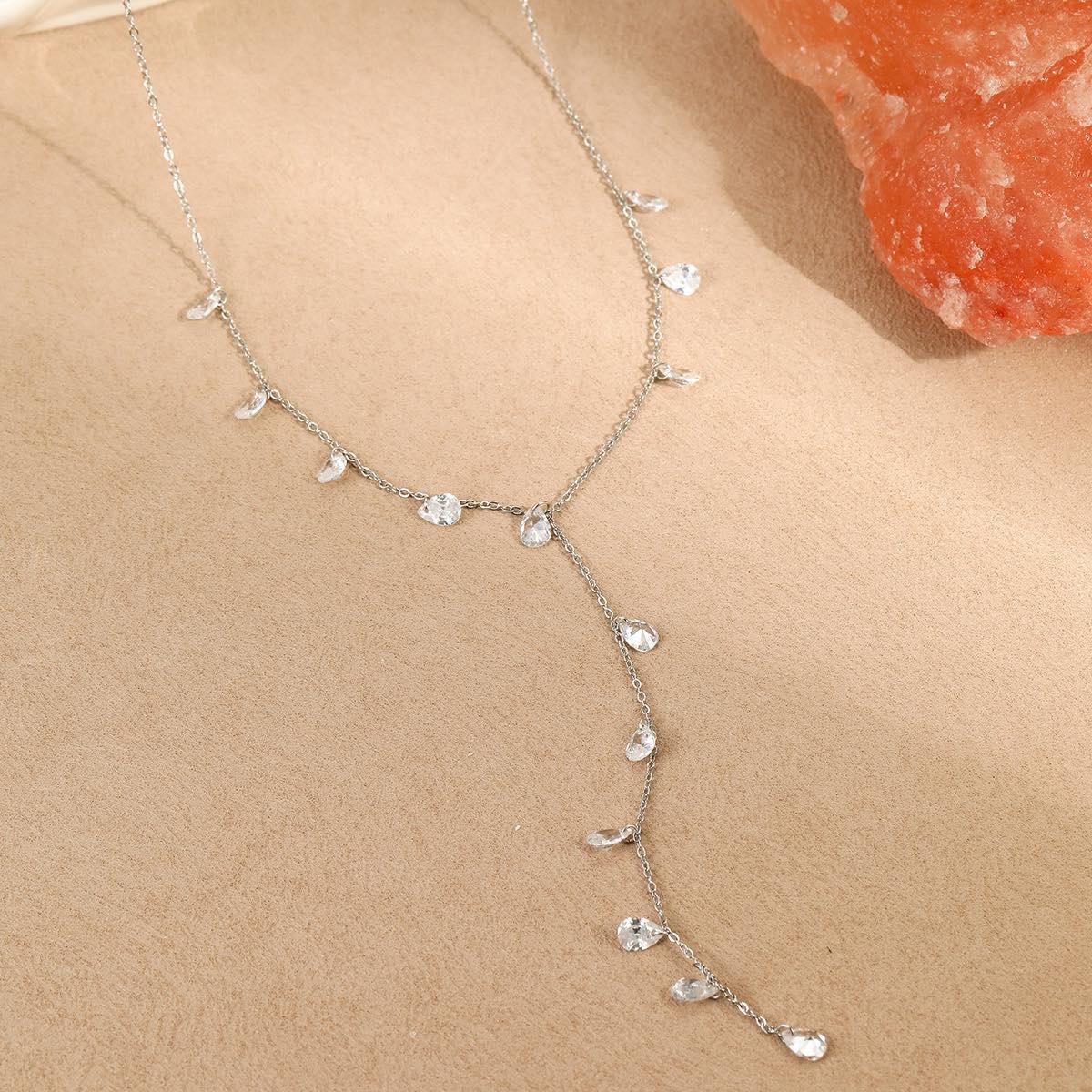 Κολιέ Estelle Tie Chain φορεμένο