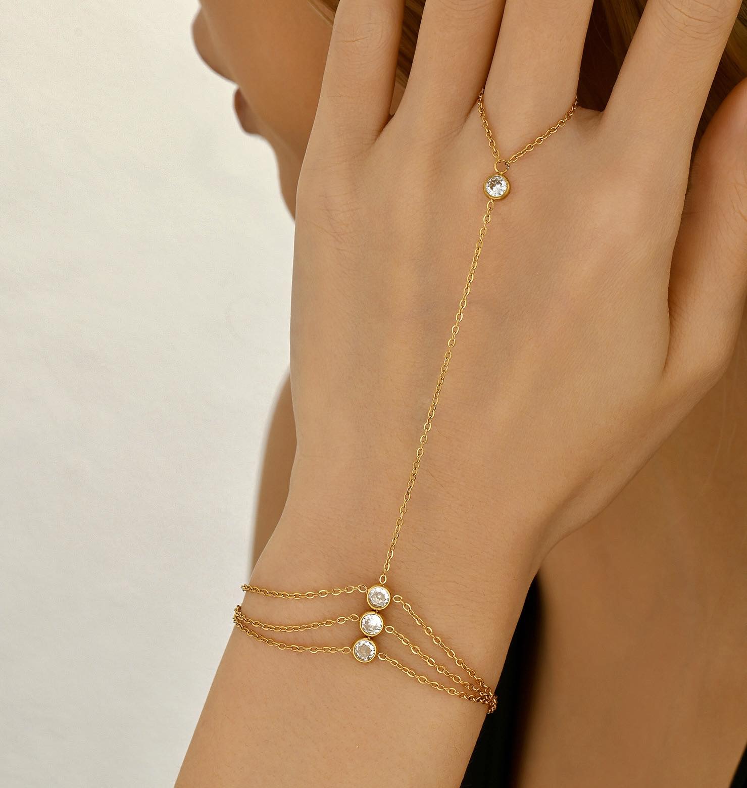 Βραχιόλι Serena Hand Chain με αστέρι, επιχρυσωμένο 18Κ