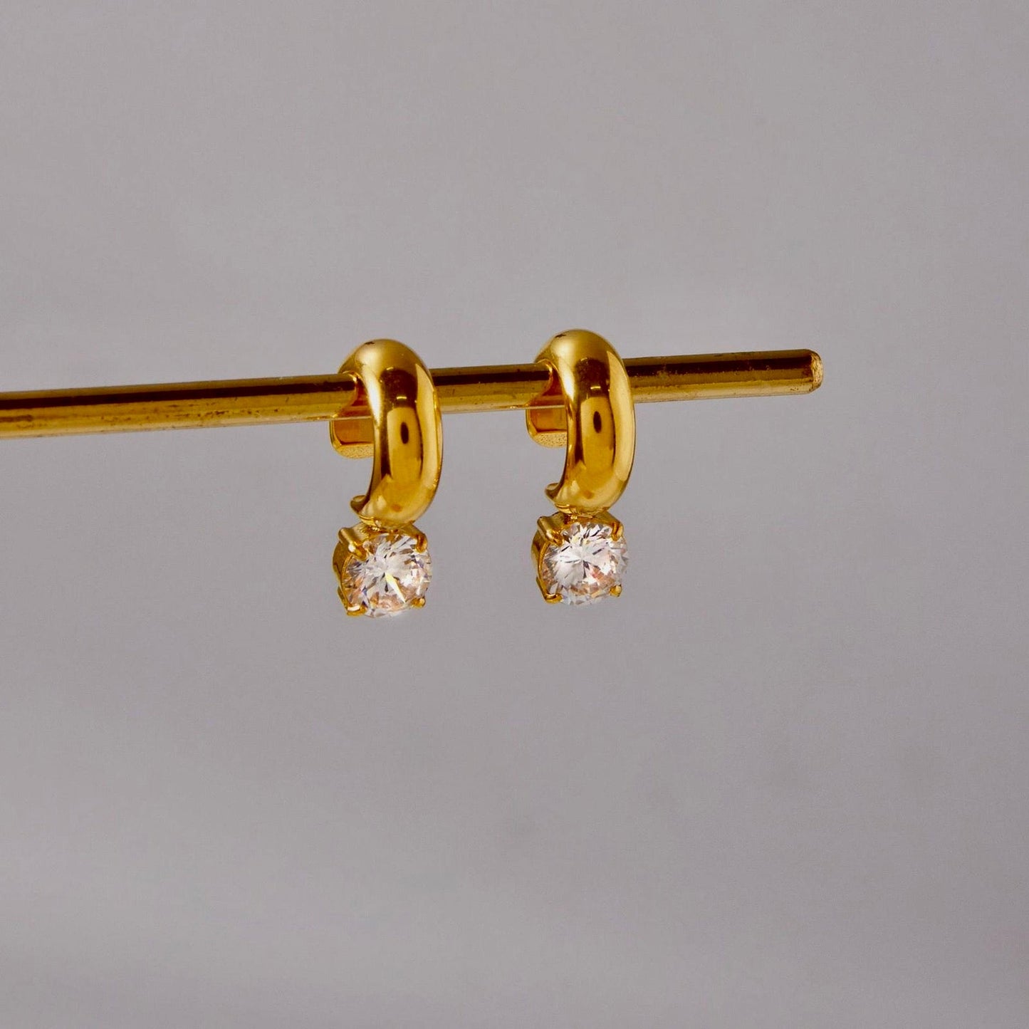 Σκουλαρίκια Monaco Earcuff, κοντινή λήψη κλιπ