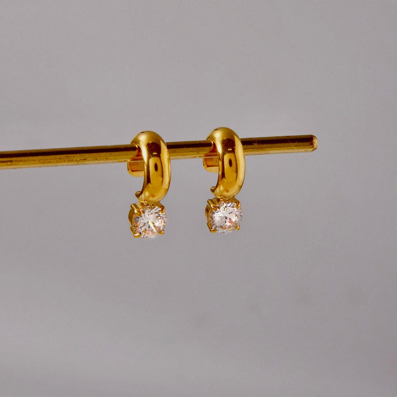 Σκουλαρίκια Monaco Earcuff, κοντινή λήψη κλιπ