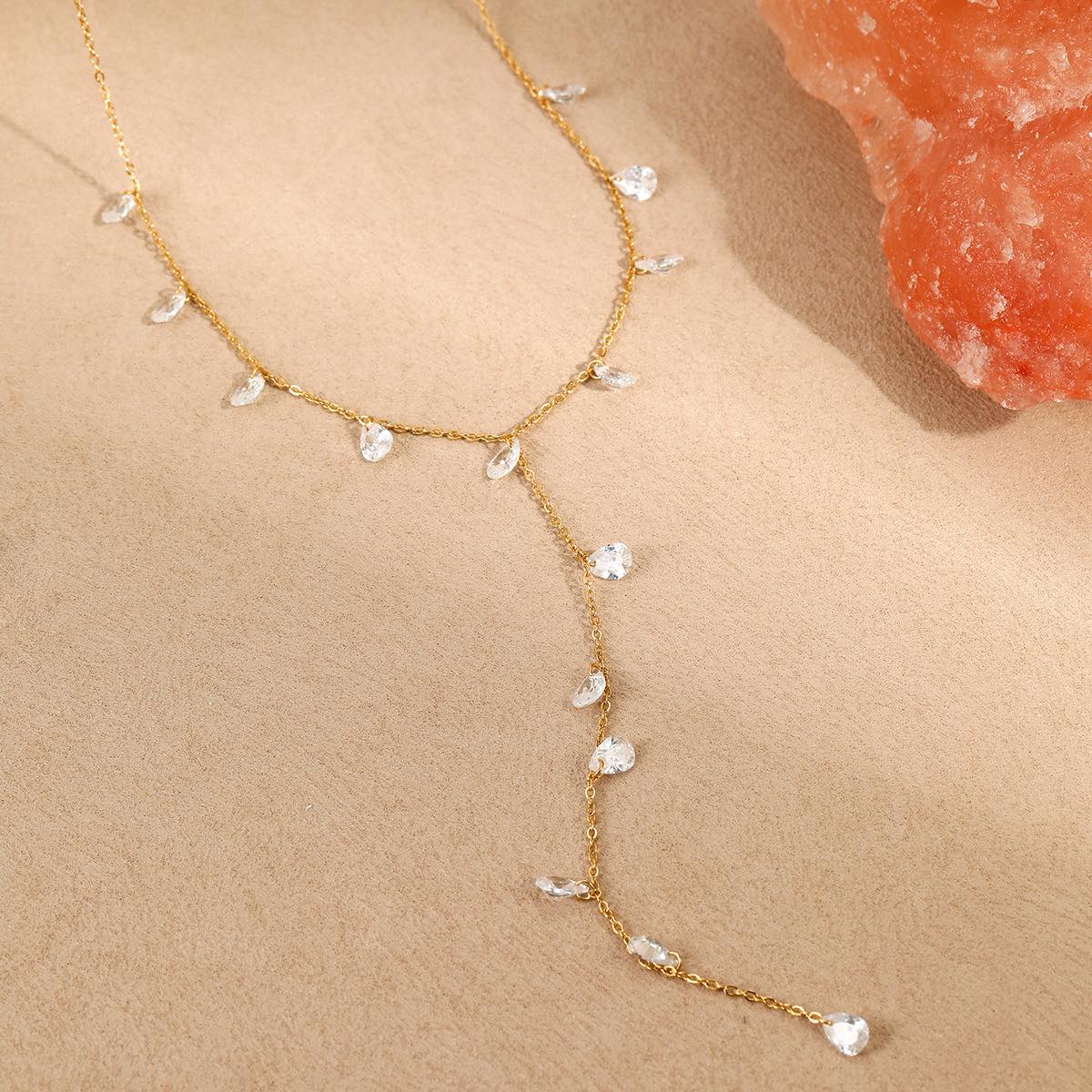 Κολιέ Estelle Tie Chain, κοντινή λήψη ζιργκόν