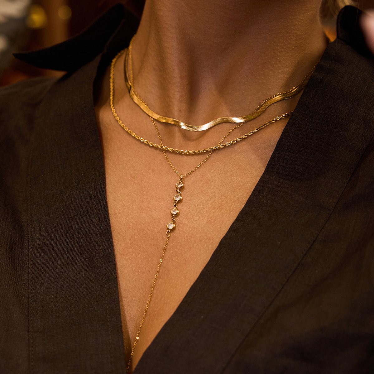 Κολιέ Karyna Tie Chain φορεμένο